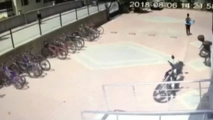 Sitenin Bahçesindeki Bisikletin Çalınma Anı Kamerada