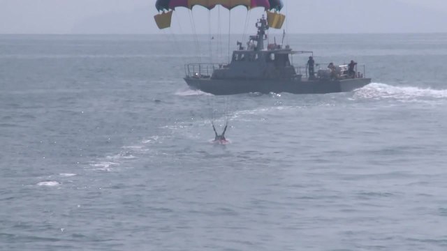 공군, 조종사 비상 탈출...해상 생환 훈련 / YTN