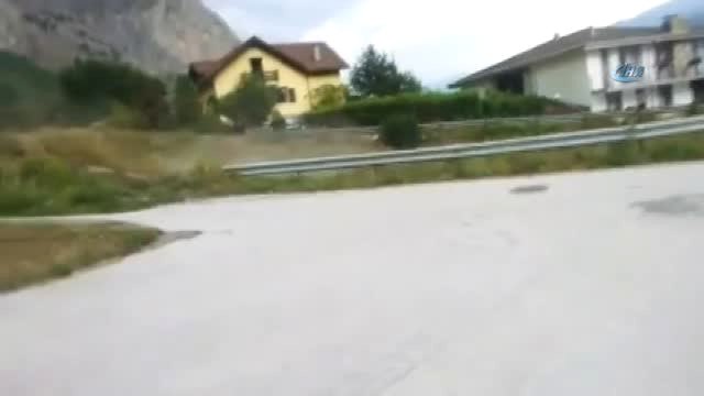 İsviçre'de Köyü Sel Suları Bastı