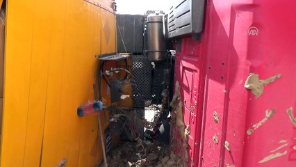 Çay yüklü tır şarampole devrildi: 1 yaralı - ANKARA