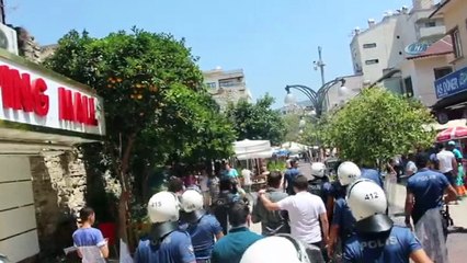 - Kuşadası’nda esnaf kepenk indirip, yolu kapattı