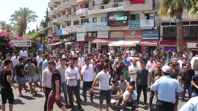 Kuşadası'nda Esnaf Kepenk İndirip, Yolu Kapattı