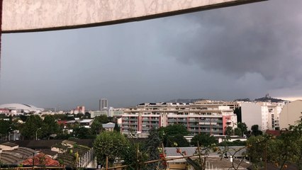 Marseille : un éclair illumine le ciel tout près de la Bonne-Mère