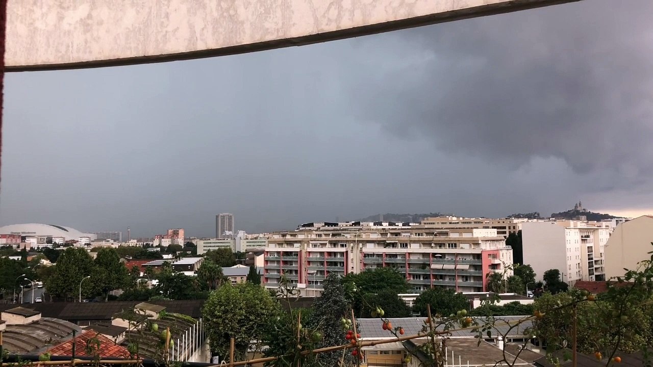 Marseille : un éclair illumine le ciel tout près de la Bonne-Mère
