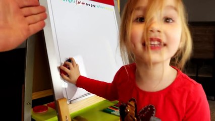 En véritable artiste, Ellie nous dessine sur son tableau une composition dont elle a le secret !