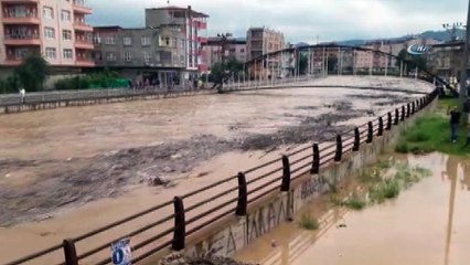 Descargar video: Ünye'de Tabakhane Deresi taştı, Karadeniz Sahil Yolu trafiğe kapatıldı