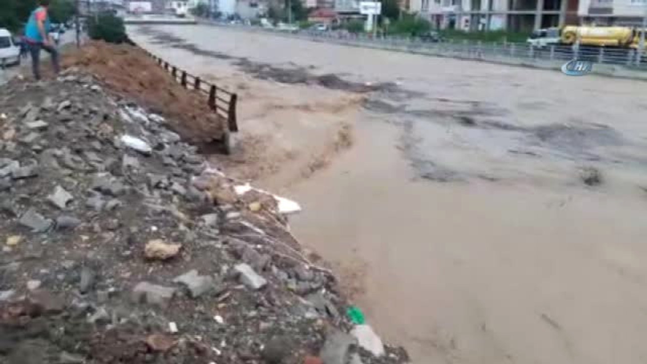 Ünye'de Tabakhane Deresi Taştı, Karadeniz Sahil Yolu Trafiğe Kapatıldı