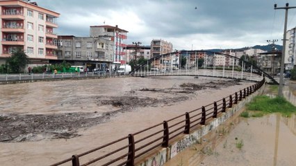 Video herunterladen: Ünye'de Tabakhane Deresi Taştı