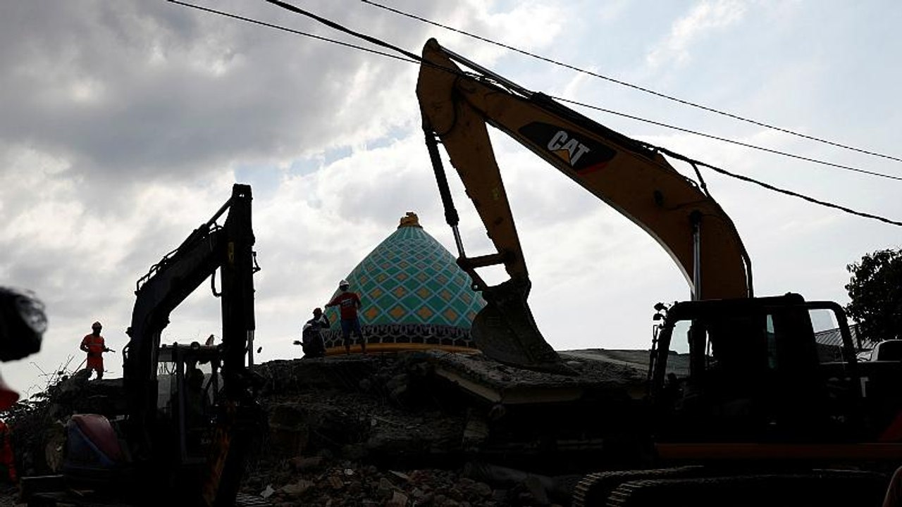 شاهد: الدمار الهائل الذي خلفته زلازل لومبوك في إندونيسيا