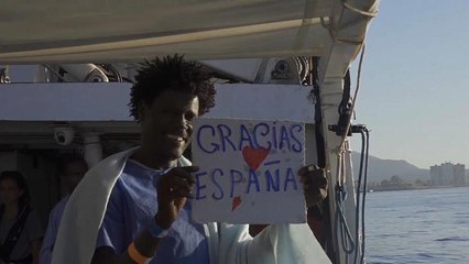 شاهد: وصول 87 مهاجرا إلى اسبانيا بعد انقاذهم من المتوسط