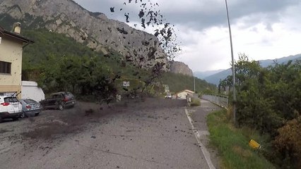 İsviçre'de çamur akıntısı ev ve araçlara zarar verdi