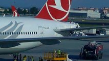 Atatürk Havalimanı’nda inişinin ardından park alanına giden Fas'ın Air Morocco uçağının kanadı, yolcu almak için bekleyen THY uçağının kuyruk kısmına çarptı.