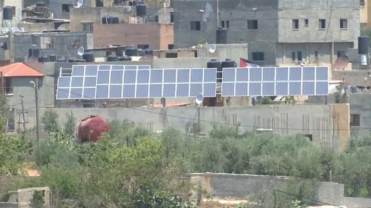 الفلسطينيون يلجأون للطاقة الشمسية لتقليل الاعتماد على إسرائيل في الكهرباء