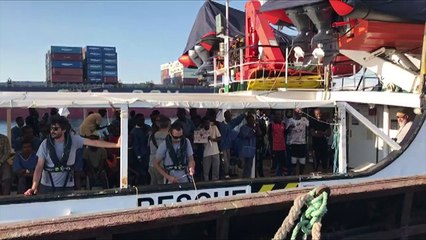 Download Video: Espanha recebe barco humanitário com imigrantes resgatados