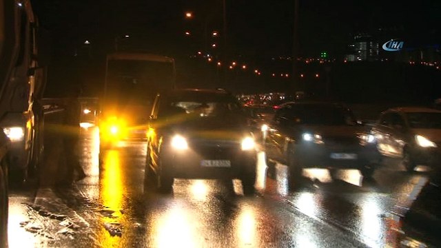 TEM’de hafriyat kamyonunun tekeri patladı yoğun trafik yaşandı