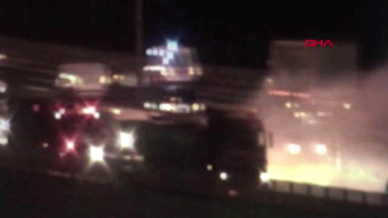 İstanbul Kamyonun Lastiği Yandı, O-2 Otoyolu Kilitlendi Hd