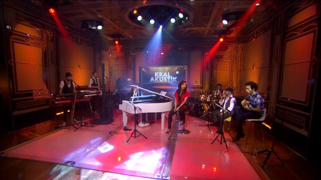 Kral Pop Akustik - Burcu Güneş - Gözlerinde Bıraktım Aşkı