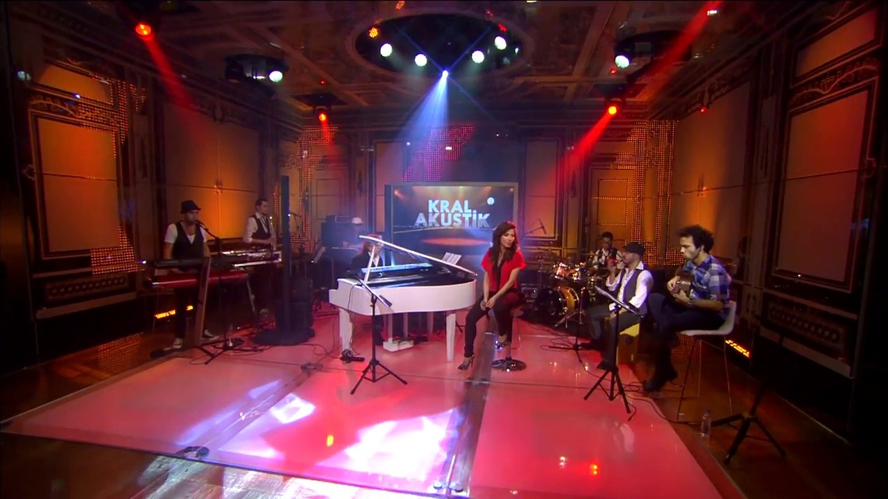 Kral Pop Akustik - Burcu Güneş - Gözlerinde Bıraktım Aşkı