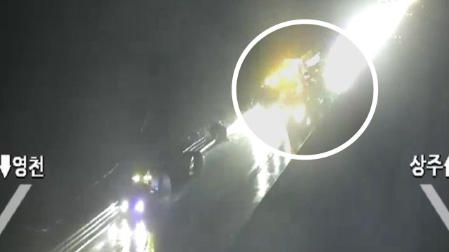 고속도로서 화물차 2대 추돌... 졸음운전 / YTN