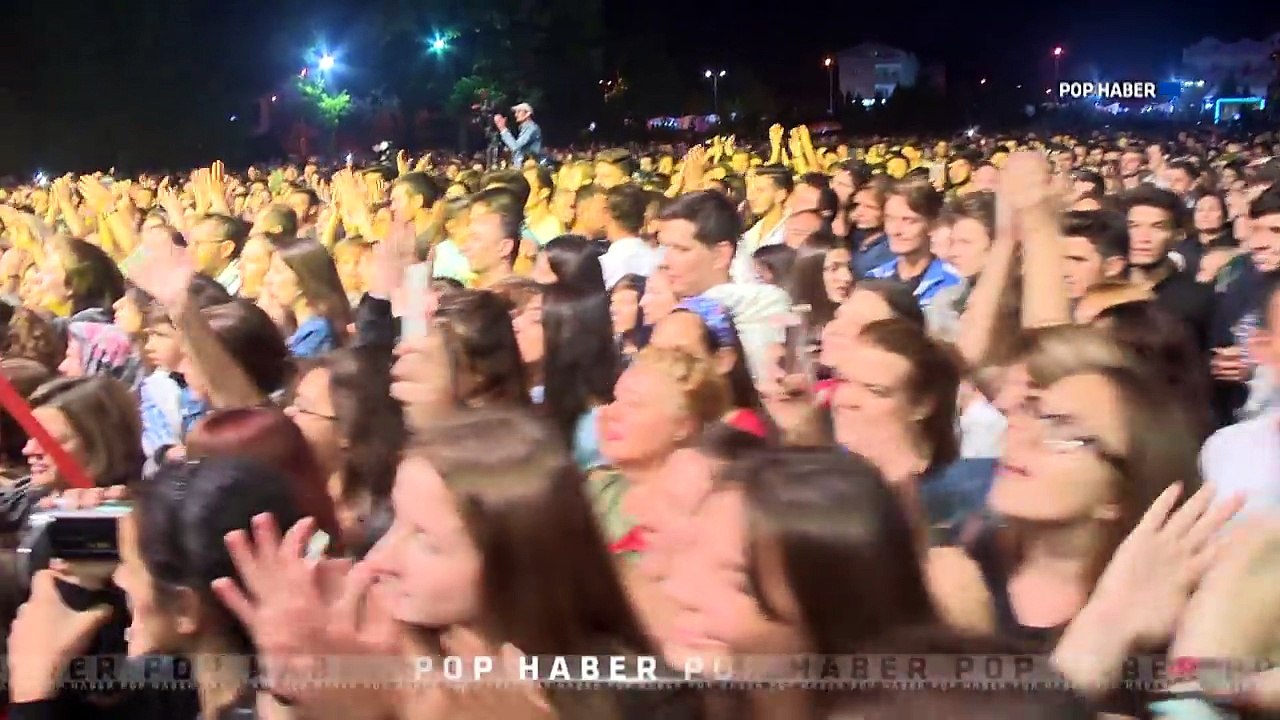 Emre Aydın ve İrem Derici Pınarhisar'da Konser Verdiler