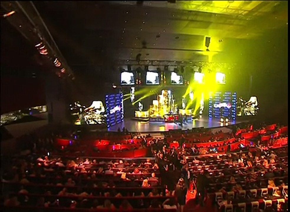 Volga Tamöz feat. Yonca Evcimik - Bandıra Bandıra - 2011 Kral Müzik Ödülleri