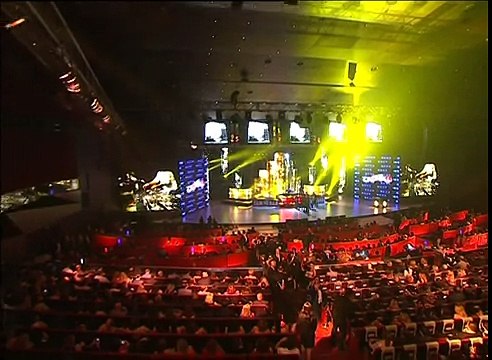 Volga Tamöz feat. Yonca Evcimik - Bandıra Bandıra - 2011 Kral Müzik Ödülleri