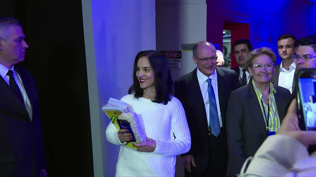 Oito candidatos participam de primeiro debate na TV