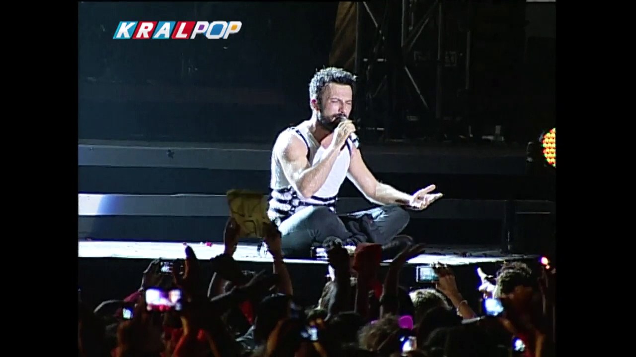 Tarkan Oturarak Türkü Söylüyor