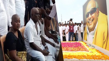 கருணாநிதி மறைவையொட்டி திமுக தொண்டர்கள் மொட்டை அடித்து அஞ்சலி