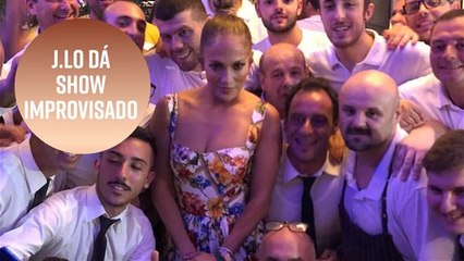 J. Lo faz show improvisado em um restaurante italiano
