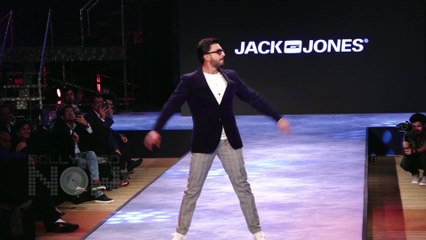 下载视频: Ranveer Singh Walks In Style On the Ramp For Jack And Jones