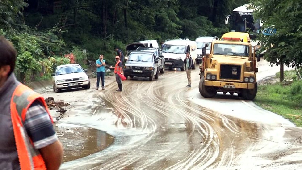 Rize-Çamlıhemşin karayolunda heyelan nedeniyle kapanan yolu açma çalışması devam ediyor