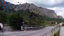 ♦  ویدئو کوتاه | خشم زمین بعد از یک سیلاب در شهری در سوئیسبعد از سیلابی در شهر «سیون»، گلرود در کنار پلی، اینچنین به جاده می پاشد