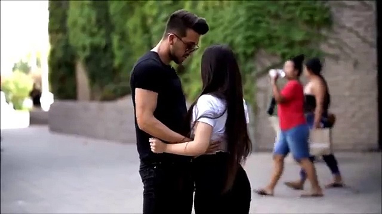ÖPÜŞME-CEZALI-OYUN-VİDEODA-KIZI-EVE-ATTI-Türkçe-Altyazılı