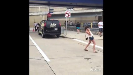 Cette jeune femme est tellement droguée qu'elle marche en arrière