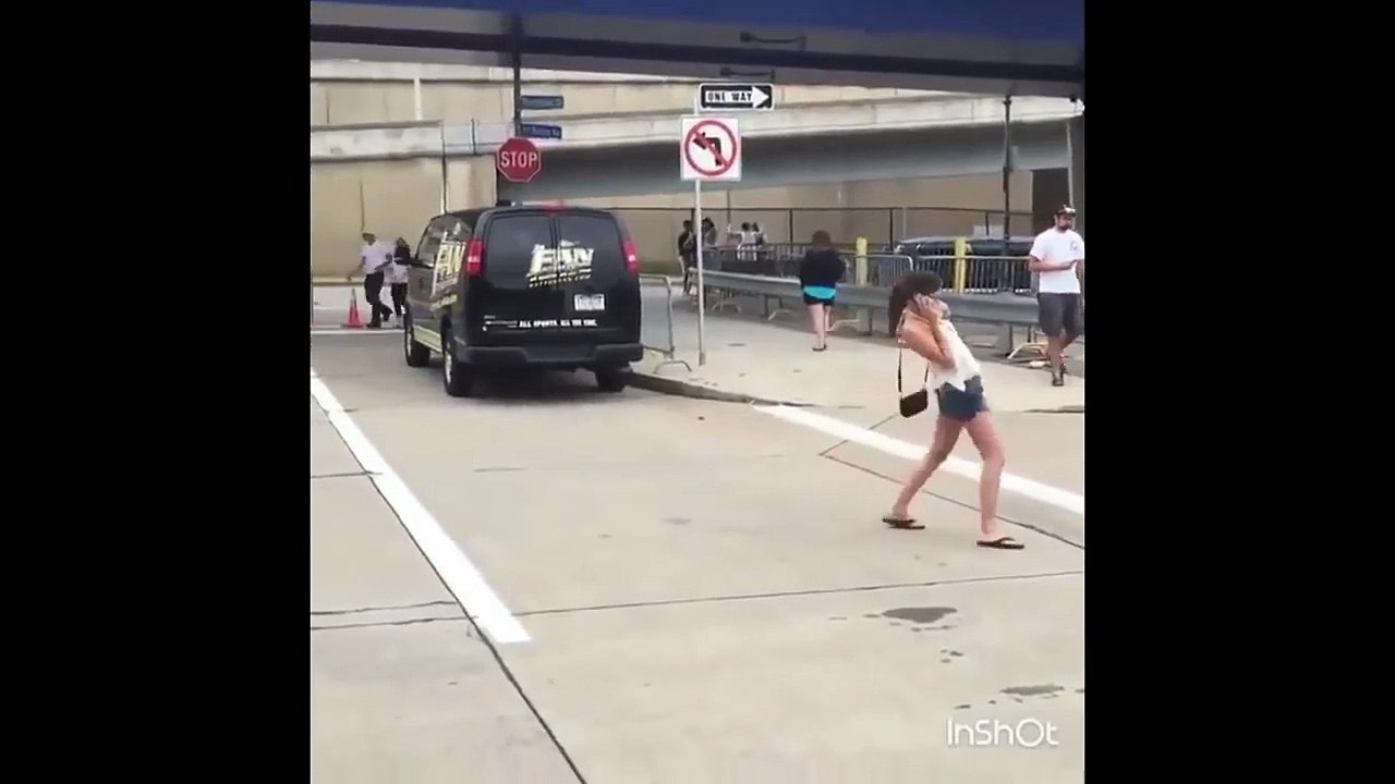 Elle est tellement droguée qu'elle marche à l'envers... Moche