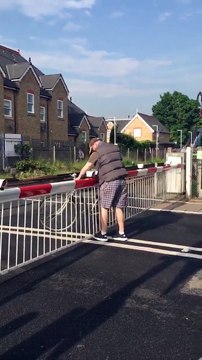 Il veut traverser la voie ferrée et manque de se faire percuter par le train au passage à niveau !