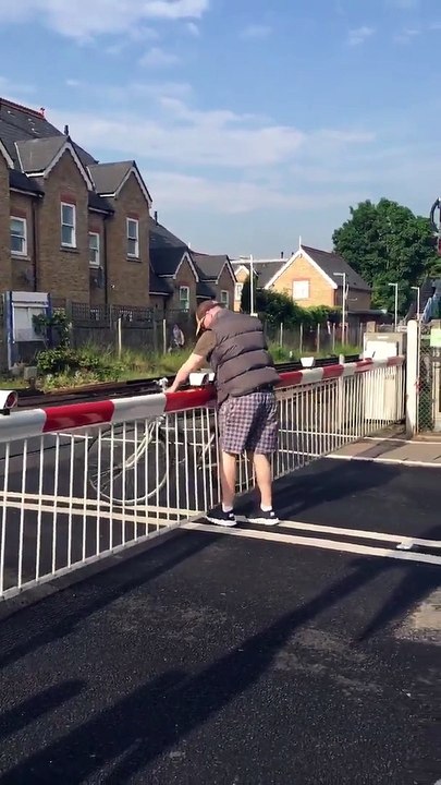 Il veut traverser la voie ferrée et manque de se faire percuter par le train au passage à niveau !