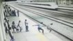 Un employé de gare sauve une femme qui veut se jeter sur les rails