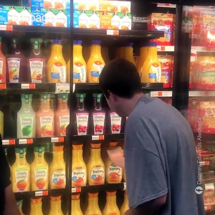 "Sto assistendo ad un miracolo in questo momento"La scena ripresa in questo supermercato ha commosso il mondo. E ha cambiato la vita di questo ragazzo