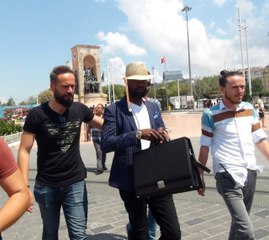 "Kağıdı Dolara Çeviriyorum" Diyen Nijeryalı Dolandırıcı Yakalandı