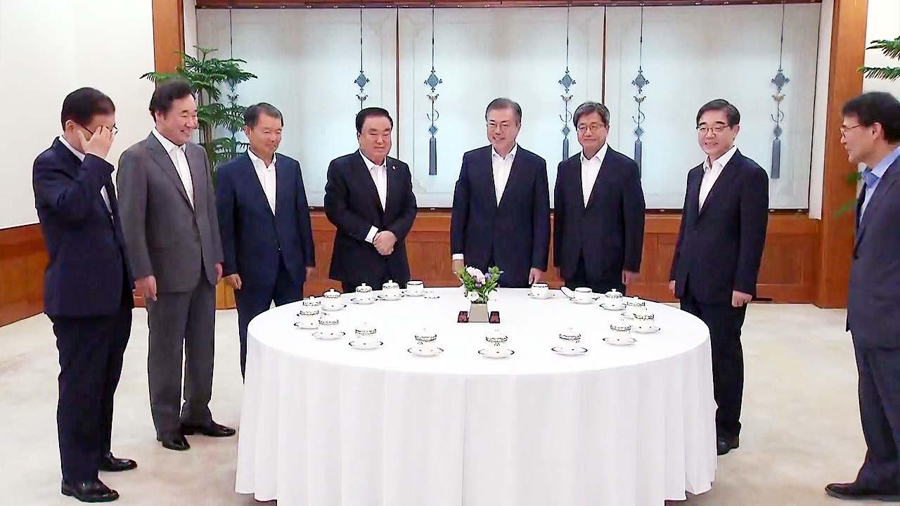 문재인 대통령·5부 요인 오찬..."헌법기관들, 국민 눈높이에 부족" / YTN