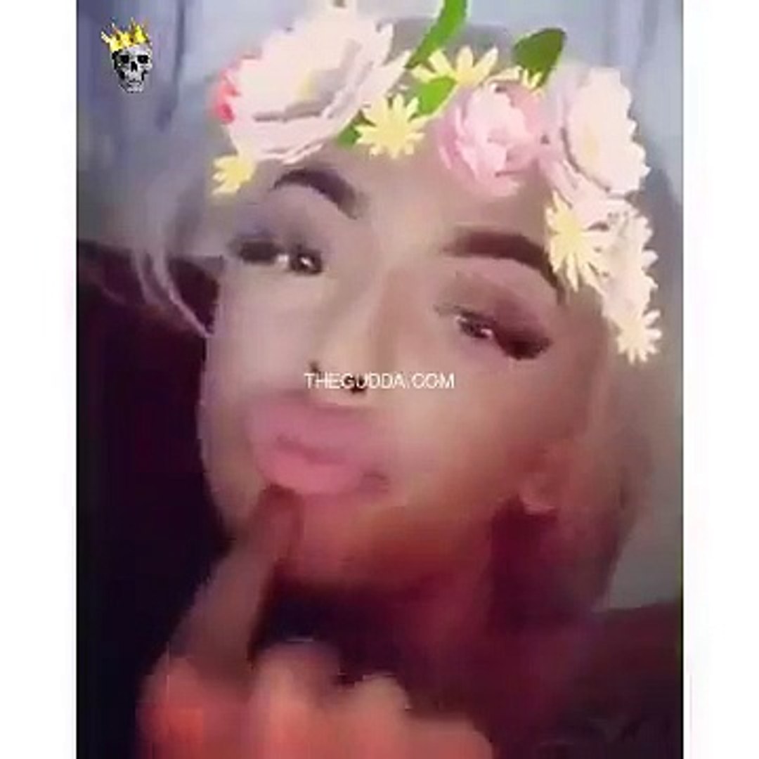 ⁣Akon filmé au lit