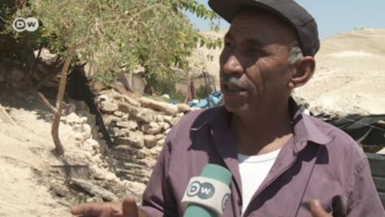 قرية خان الأحمر مهددة بالهدم والبدو يحتجون