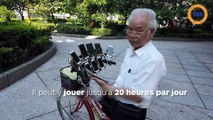 À 70 ans, il est tellement accro à Pokémon GO qu’il se balade avec 11 smartphones attachés à son vélo !