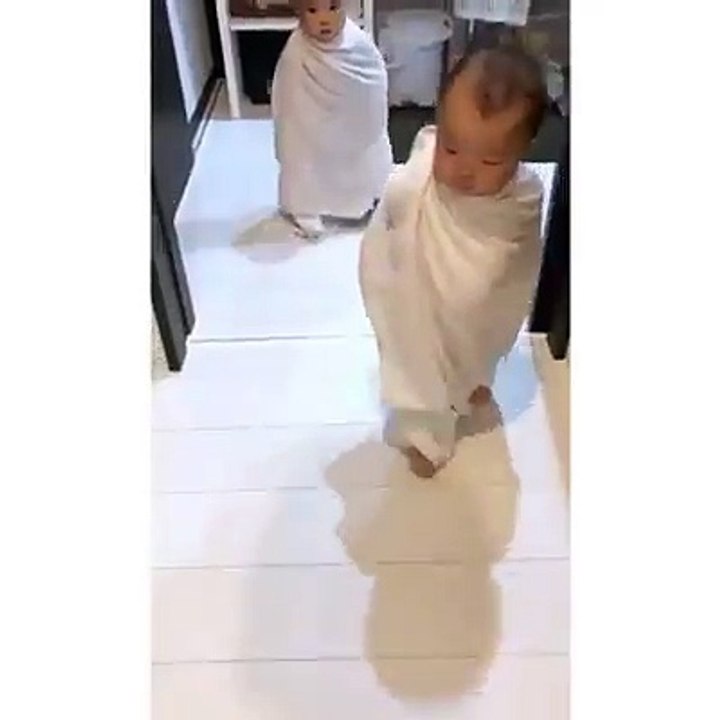 Oh my God  !! un bébé fantôme :D