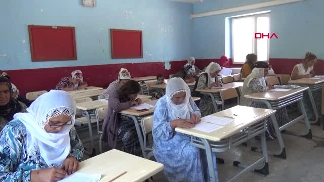 Mardin 3 Çocuğu Doktor, 1'i Öğretmen, 1'i Hemşire Olan Anne, Okuma Yazma Kursuna Katıldı