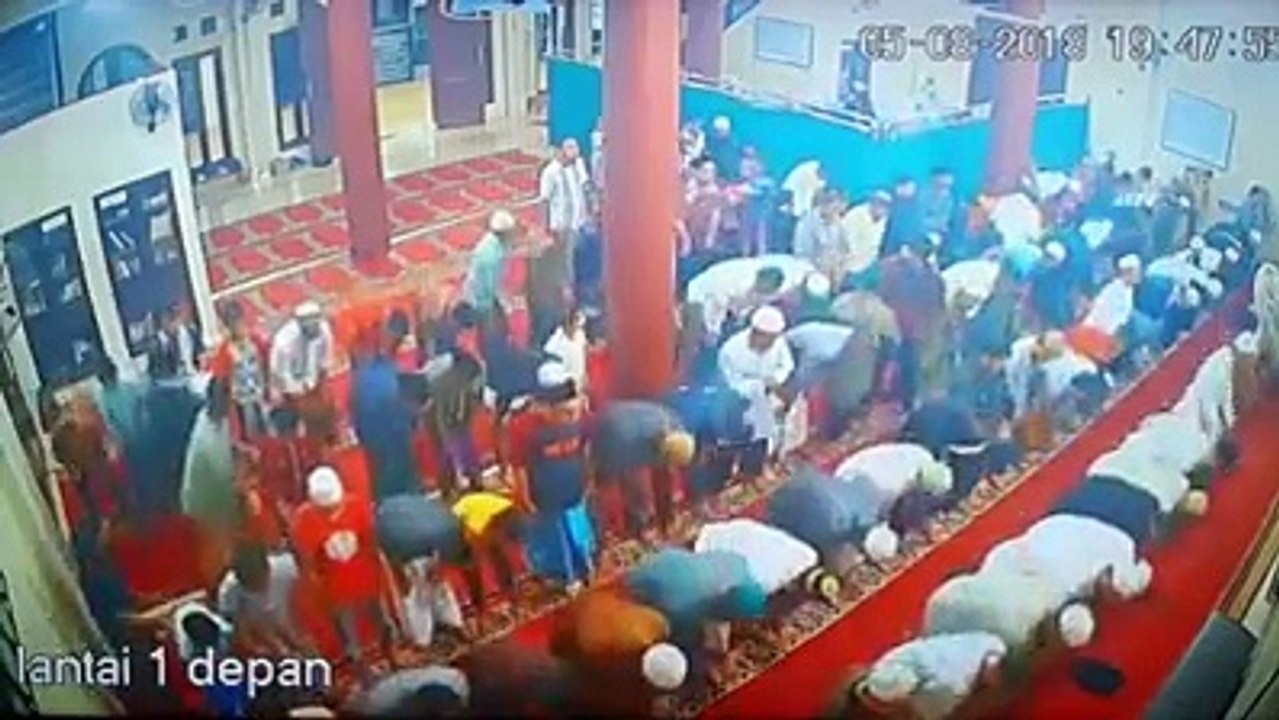 عن أبي هريرة قال :قال النبي ﷺ : لا تقوم الساعة حتى يُقبض العلم ،وتكثر الزلازل ،ويتقارب الزمان ،وتظهر الفتن ،ويكثر الهرج (وهو القتل)رواه البخاري ومسلم