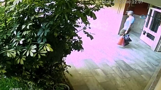 Şapkalı hırsız için yüzlerce kamera incelendi... Zanlının çaldığı televizyon ve giysi poşetini taşıması kamerada
