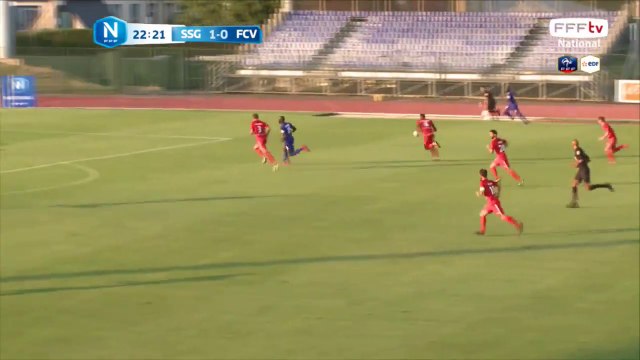 Super contre attaque de l'Entente mais le gardien de Villefranche fait un arrêt sur sa ligne.